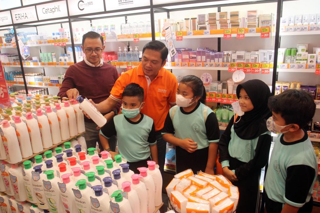 Concerned about Children’s Basic Health and Hygiene, Guardian Invites Elementary School Students to Participate in the A Day in Guardian Program