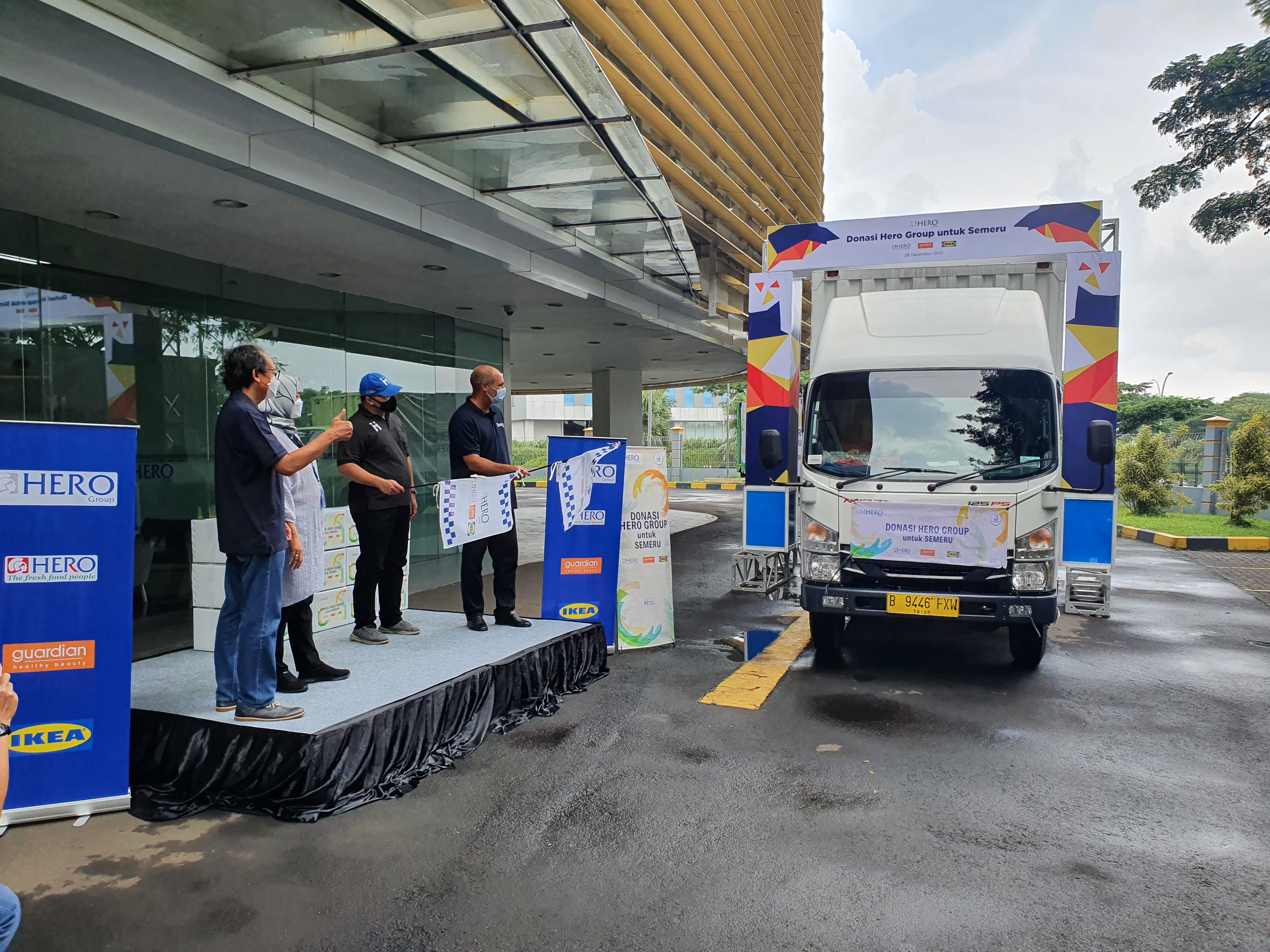 HERO Group Donasikan Bantuan Bagi Pengungsi Bencana Gunung Semeru