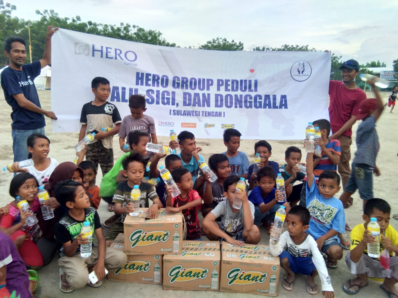 HERO GROUP PEDULI: 100.000 Botol Air Mineral Giant untuk Palu, Sigi dan Donggala