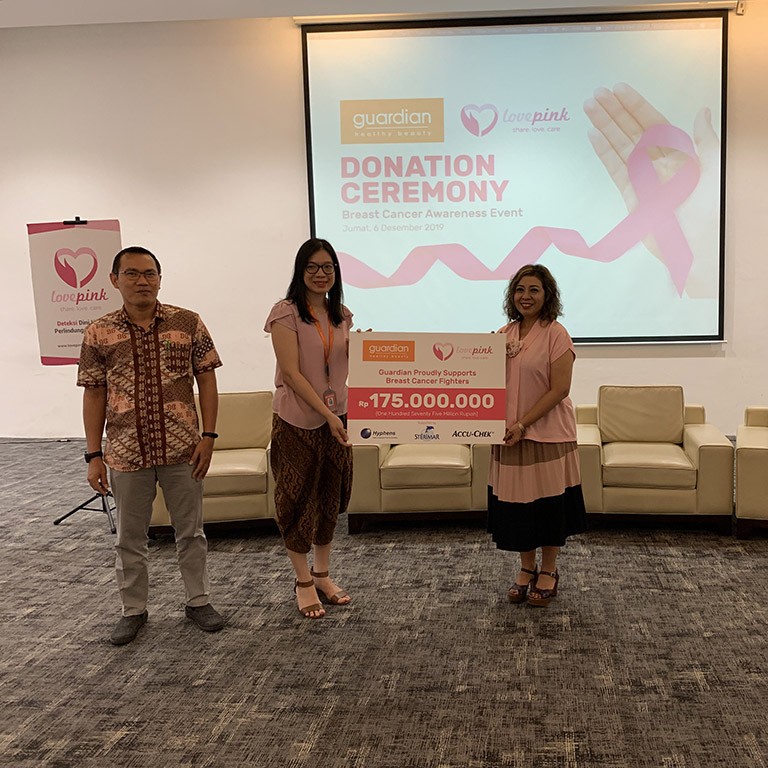 Kampanyekan #StrongTogether, Guardian menyerahkan Donasi kepada Lovepink Untuk Mendukung Para Pejuang Kanker Payudara