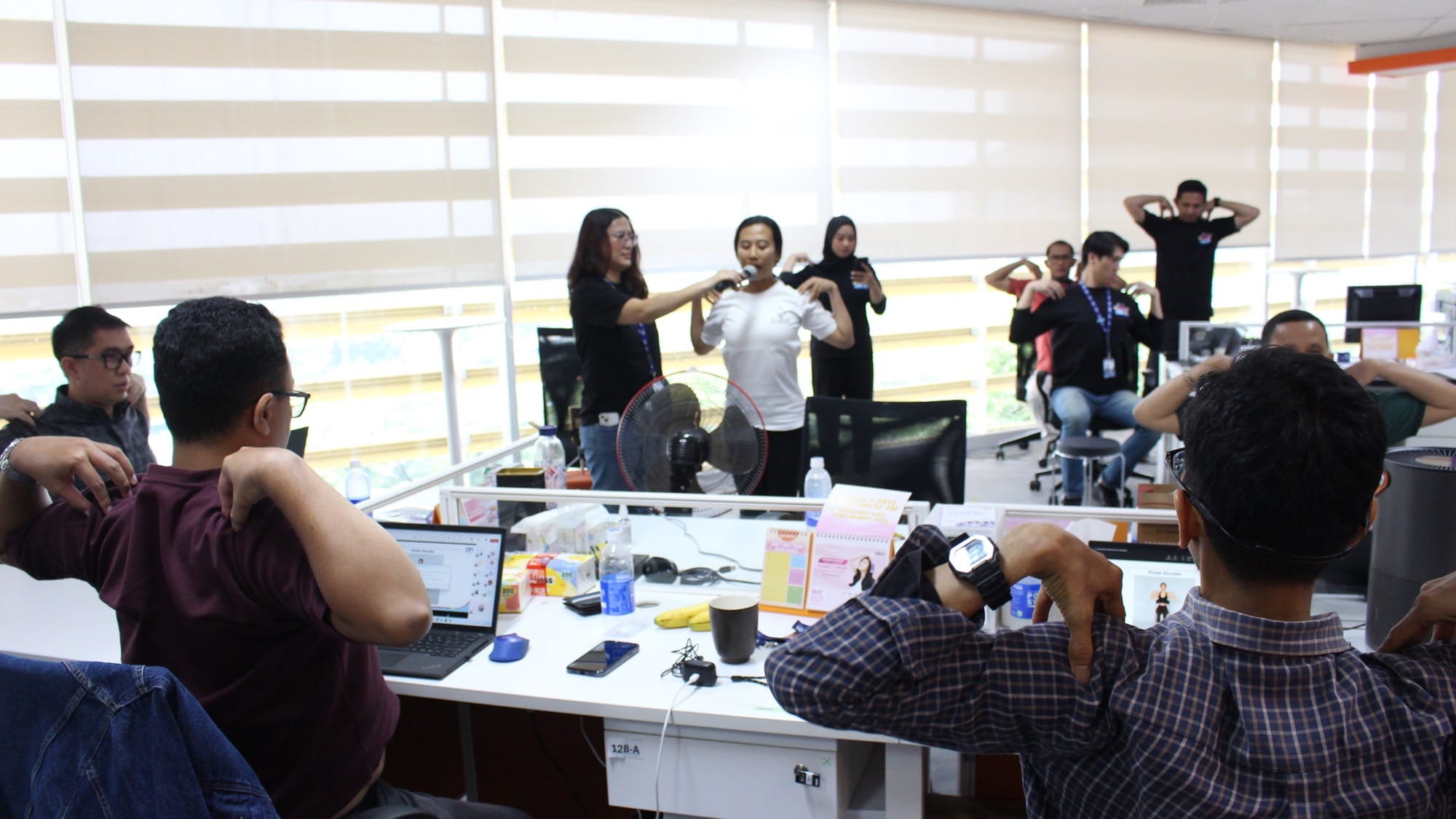 Stretch and Refresh: Encourage Team Members to Move Healthy even at Their Desks